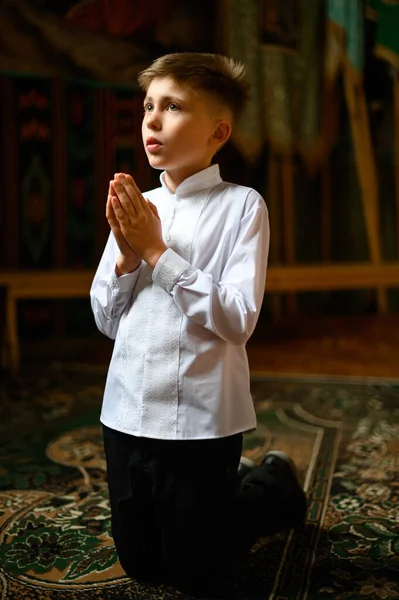 Menino Está Ajoelhado Oração Deus Oração Das Crianças Igreja — Fotografia de Stock