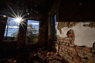Terk edilmiş ve yıkılmış ofisler ve koridorlar, yıkık dökük bir sanayi binası, kırık camlı bir ev, yıkılmış bir odadaki ışık huzmeleri..