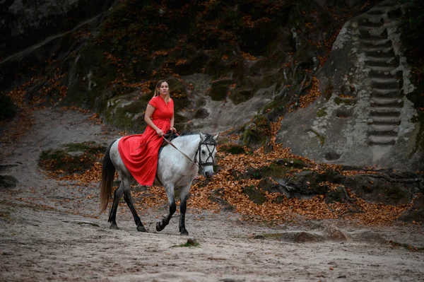 Taubenbusch Felsen Und Reiten Eine Frau Roten Kleid Mit Nackten — Stockfoto