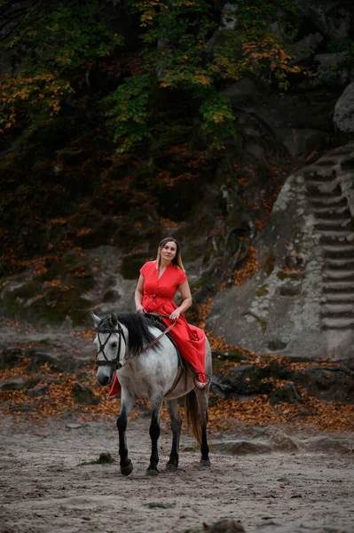 Dovbush Rochers Équitation Une Femme Chevauchant Cheval Dans Une Robe — Photo
