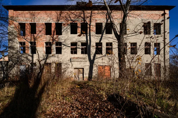 Zerstörtes Industriegebäude Außen Dreistöckiges Industriegebäude Haus Mit Kaputten Fenstern — Stockfoto