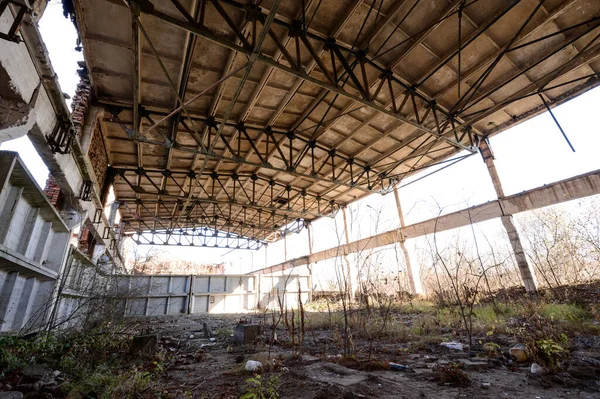 Eine Verlassene Lagerhalle Die Von Menschen Und Zeit Zerstört Wurde — Stockfoto