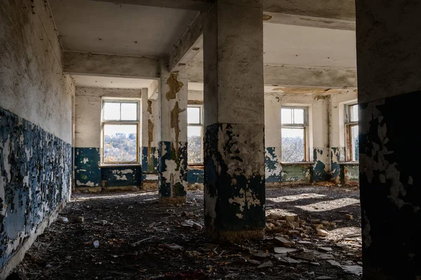 Verlassene Und Zerstörte Büros Und Hallen Ein Zerstörtes Industriegebäude Ein — Stockfoto