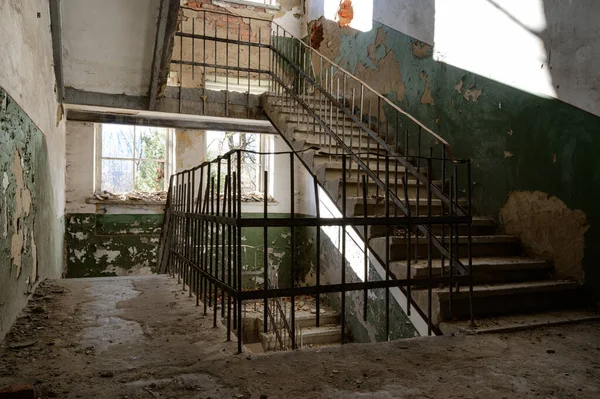 被废弃的房子 被毁的工业建筑 窗户破了的房子 被毁的旧房子中的楼梯 — 图库照片