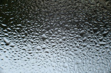 Penceredeki buğulanmadan sonra pencereye çiy damlaları, camdaki su damlaları.