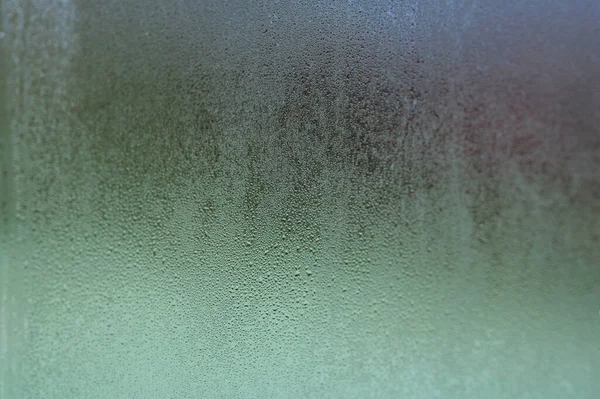 玻璃和冷凝物在上面 外面冷却 结果是房子温度低 玻璃窗上冷凝物的纹理 — 图库照片