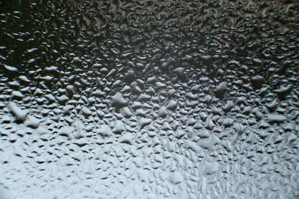 玻璃窗上的大滴露珠在冷凝后 玻璃窗上的水滴的质感 — 图库照片