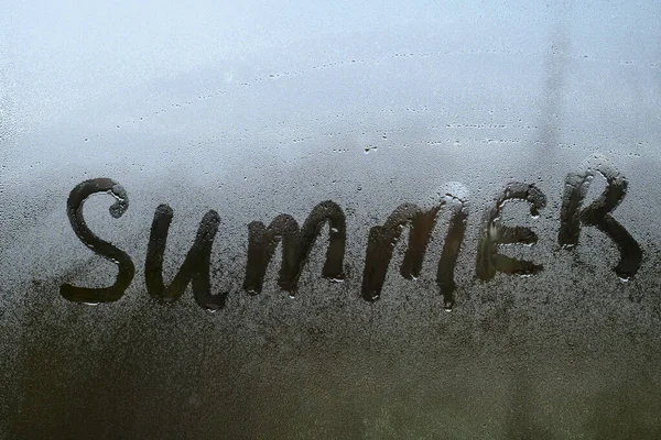 Sommar Inskription Texturen Med Kondens Glaset Reaktion Plötslig Temperaturförändring Glaset — Stockfoto