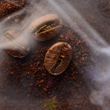 Kahve ve kahve çekirdekleri, hafif tütsülenmiş kahve, kahve dokusu ve fotokopi alanı..