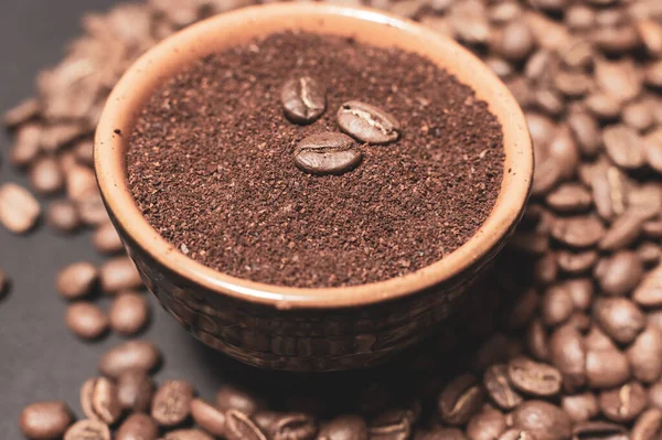 Eine Tasse Kaffee Mit Bohnen Verstreut Der Nähe Drei Kaffeebohnen — Stockfoto