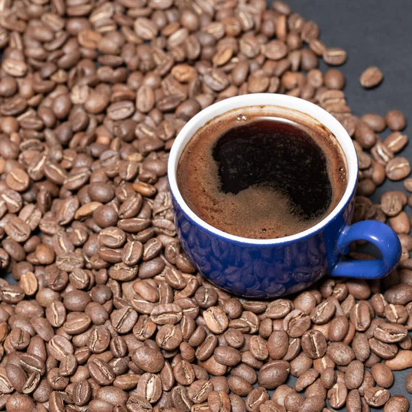Een Kopje Gebrouwen Zwarte Koffie Een Donkere Achtergrond Met Bonen — Stockfoto