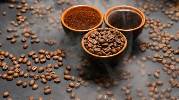 Kaffeetassen Zwischen Ausgewählten Und Kalibrierten Arabica Kaffeebohnen Auf Schwarzem Hintergrund — Stockfoto
