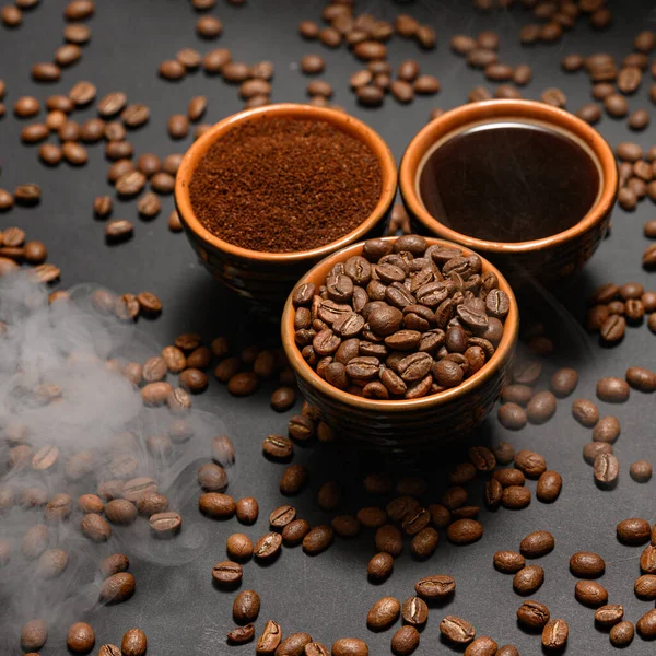Koffiekopjes Gebrande Koffiebonen Een Zwarte Achtergrond Een Paar Zwarte Koffiebonen — Stockfoto