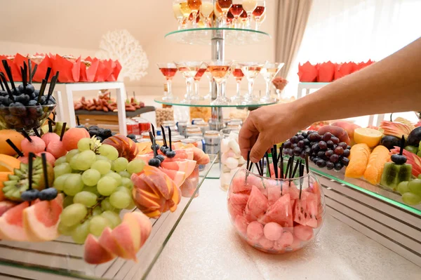Elegancki Świąteczny Stół Słodyczami Owocami Uroczystość Uczta Słodyczami Ludzka Ręka — Zdjęcie stockowe