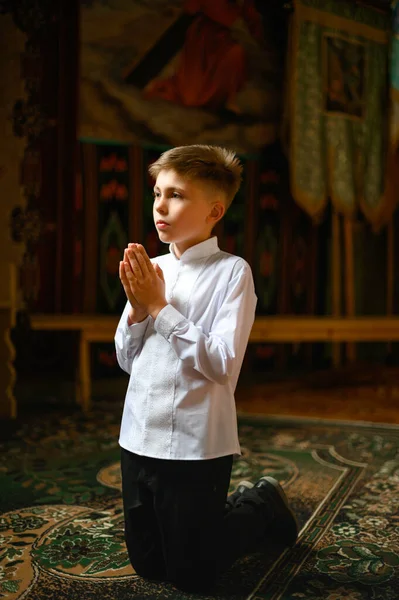 Egy Fiú Imádkozik Istenhez Gyerekek Imádkoznak Templomban — Stock Fotó