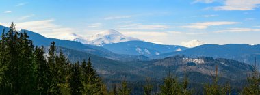 Karpatlar 'ın karla kaplı harika manzaraları ve Ukrayna' daki açık mavi gökyüzü Vorokhta yakınlarındaki manzaralar..