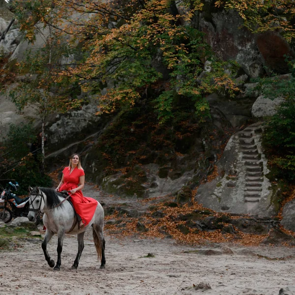 Dovbush Rocas Montar Caballo Una Mujer Montando Caballo Vestido Rojo —  Fotos de Stock
