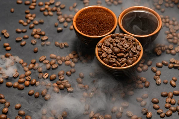 Kaffeetassen Zwischen Ausgewählten Und Kalibrierten Arabica Kaffeebohnen Auf Schwarzem Hintergrund — Stockfoto