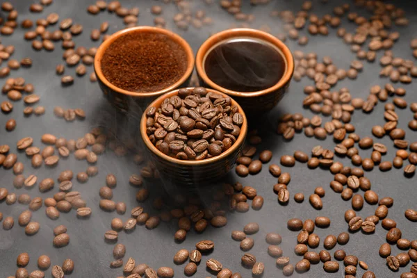 Kaffeetassen Und Geröstete Kaffeebohnen Auf Schwarzem Hintergrund Schwarze Kaffeebohnen Gemahlen — Stockfoto