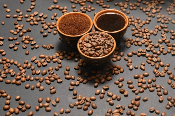 黒を基調とした3杯のコーヒー豆 グランド ドリンク コーヒーのトップビューのセット — ストック写真