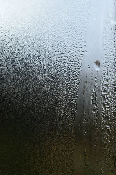창문에는 습도에 이슬이 떨어지고 응축되고 물방울로 응축되어 — 스톡 사진