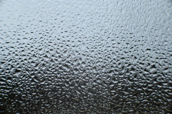 물방울로 만들어 창문의 질감은 거리의 온도가 갑자기 때오는 결과입니다 — 스톡 사진