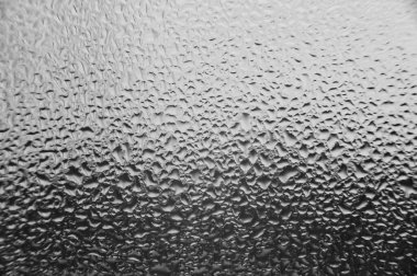 Penceredeki yoğunlaşma ve su damlalarından oluşan doku, evdeki ve sokaktaki ani sıcaklık değişiminin sonuçları..