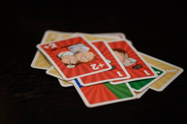 İvano-Frankivsk, Ukrayna 20 Kasım 2022: Çocuklar kart oynar, çocuklarla doğum günlerinde kart oynar, eğitim oyunları oynar, Cards Uno.