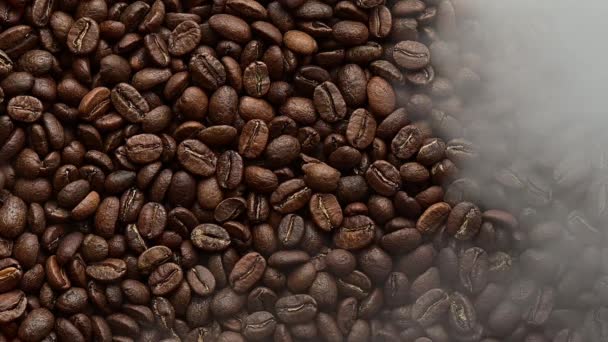 烤咖啡豆的质感被一道温暖的黄光照亮了 轻烟弥漫在咖啡上 — 图库视频影像