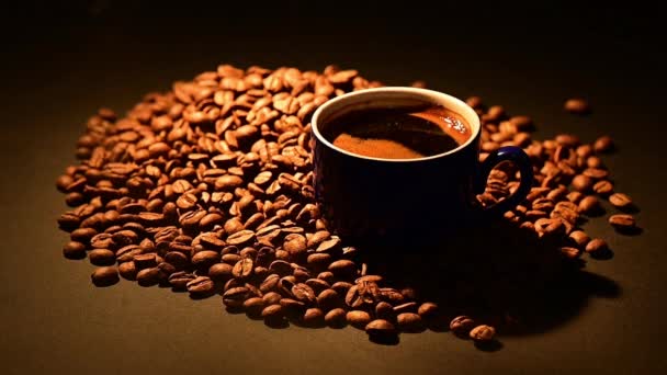 Een Kopje Koffie Tussen Gebrande Koffiebonen Lichte Rook Video Slow — Stockvideo
