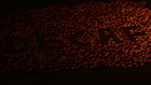 Geroosterde Koffiebonen Verlicht Door Warm Licht Een Zwarte Achtergrond Cafeïnevrije — Stockvideo