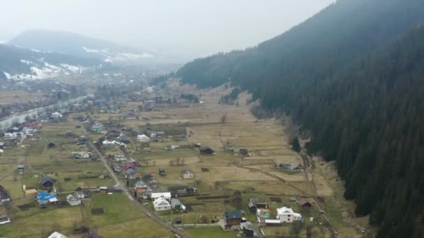 Vista Superior Pueblo Cárpatos Ucrania Principios Primavera Las Montañas Drone — Vídeos de Stock