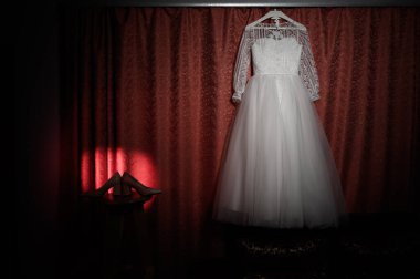 Gelinin gelinliğine bir gelinlik asılır. Gelinin sabahına doğru renkli bir ışık demeti konur..