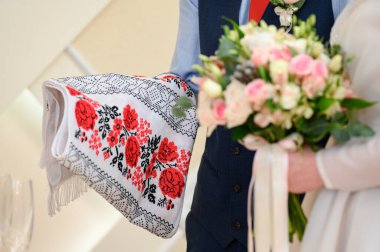 Damat elinde nakışlı bir havlu, çiçeklerin gelini, düğün töreni, Ukrayna düğünü..