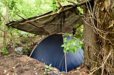 Zaporizhzhia, Ukrayna, 1 Temmuz 2022: askeri siperler, savaş halindeki askerlerin yaşam koşulları, çadırlar ve siperler.