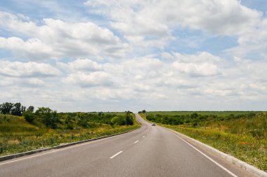 Ukrayna 'da savaş öncesi dönemde, Ukrayna' nın yeni yollarında ağaçlar arasında asfalt döşenmiş motorlu taşıma rotaları.