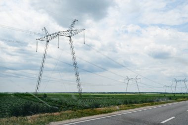 Ukrayna 'daki savaştan önce yüksek voltajlı Ukrayna güç şebekeleri, tarlalardaki elektrik şebekeleri....