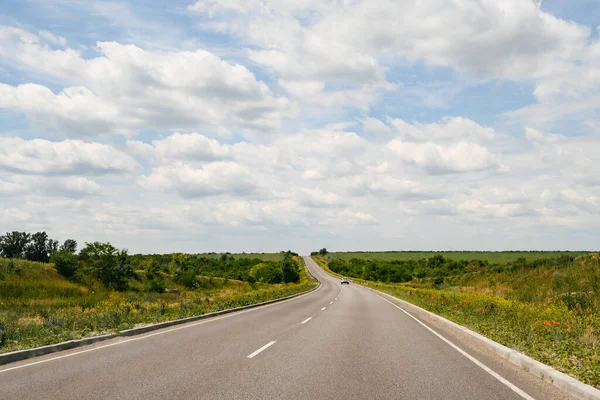 Ukrayna 'da savaş öncesi dönemde, Ukrayna' nın yeni yollarında ağaçlar arasında asfalt döşenmiş motorlu taşıma rotaları.