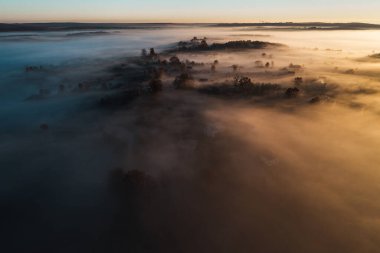 Köydeki bir dronun fotoğrafı. Sis kalın bulutlarla çöktüğünde köy üzerinde güzel bir sabah, Ukrayna manzarası..