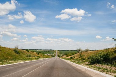 Ukrayna 'da savaş öncesi dönemde, Ukrayna' nın yeni yollarında ağaçlar arasında asfalt döşenmiş motorlu taşıma rotaları.