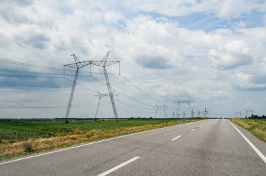 Ukrayna 'daki savaştan önce yüksek voltajlı Ukrayna güç şebekeleri, tarlalardaki elektrik şebekeleri....