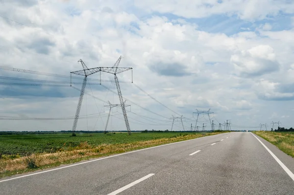Ukrayna 'daki savaştan önce yüksek voltajlı Ukrayna güç şebekeleri, tarlalardaki elektrik şebekeleri....