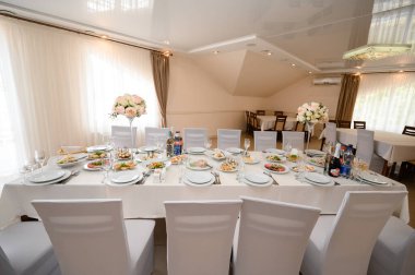 Yemek, içecek, et ve sebze tabakları olan şenlik masası..