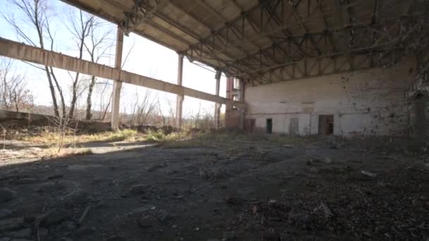 大規模な放棄された壊れた産業ワークショップ 放棄された産業ワークショップの4Kビデオ — ストック動画
