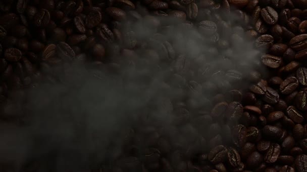 Textura Boabelor Cafea Prăjite Este Evidențiată Lumină Galbenă Caldă Fumul — Videoclip de stoc
