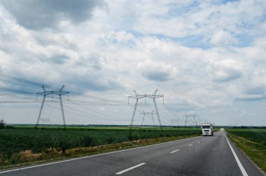 Ukrayna 'daki savaştan önce yüksek voltajlı Ukrayna güç şebekeleri, tarlalardaki elektrik şebekeleri....