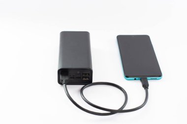 Kablolu ve telefonlu güç bankası, kopyalama alanı ve beyaz arkaplan, izole güç bankası ve telefon.