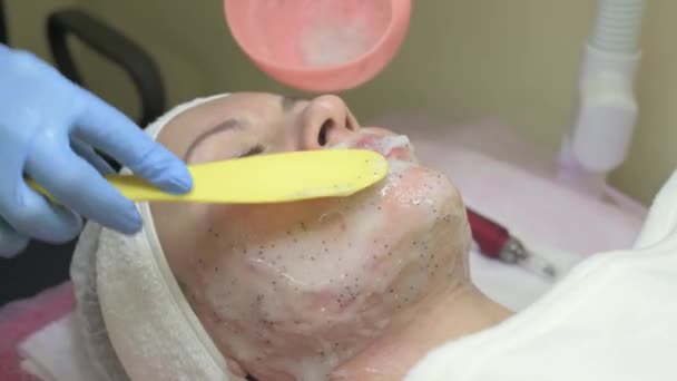 Clients Visit Cosmetologist Moisturizing Face Cosmetology Mask Applying Mask Face — Stock Video