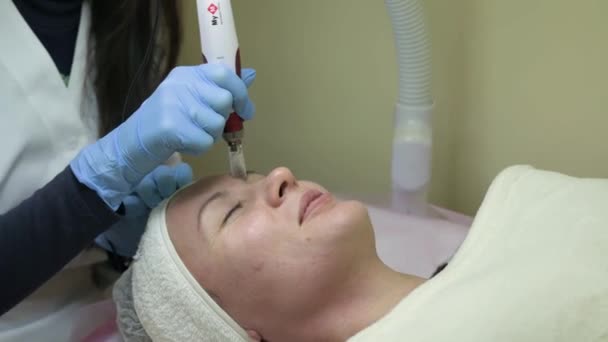Shot Beautician Doing Dermapen Mesotherapy Injection Face Rejuvenation Spa Video — Wideo stockowe