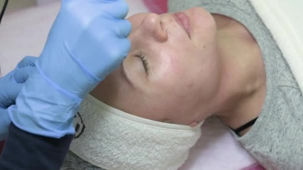 Shot Beautician Doing Dermapen Mesotherapy Injection Face Rejuvenation Spa Video — Stock video